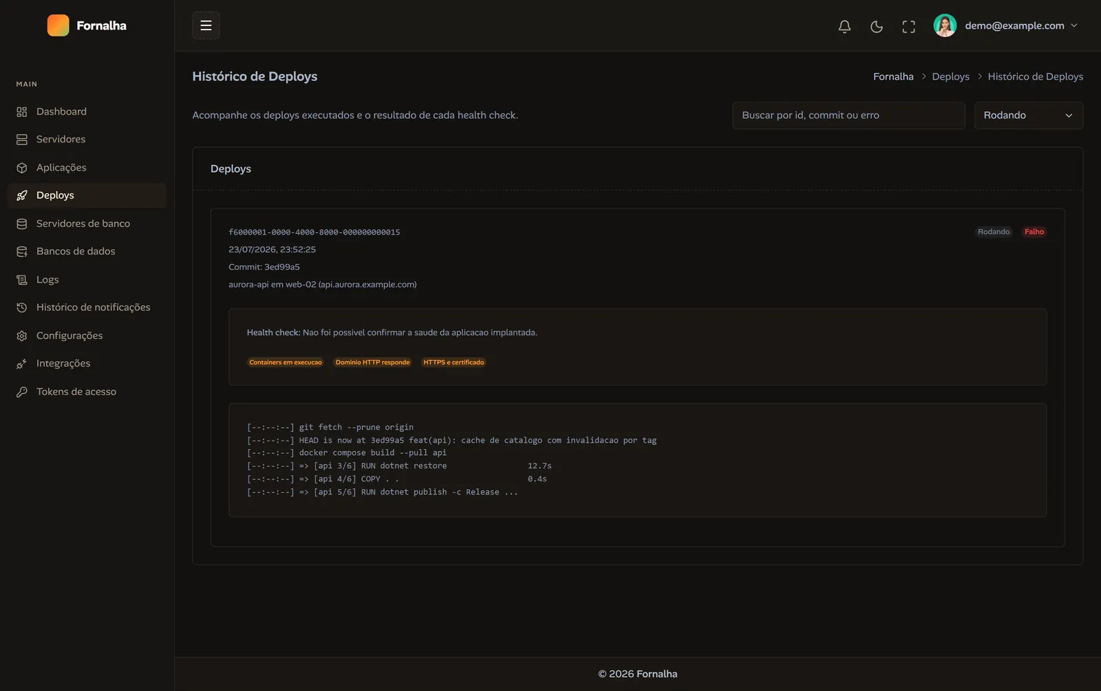 Histórico de deploys filtrado em rodando, com o log de build sendo transmitido